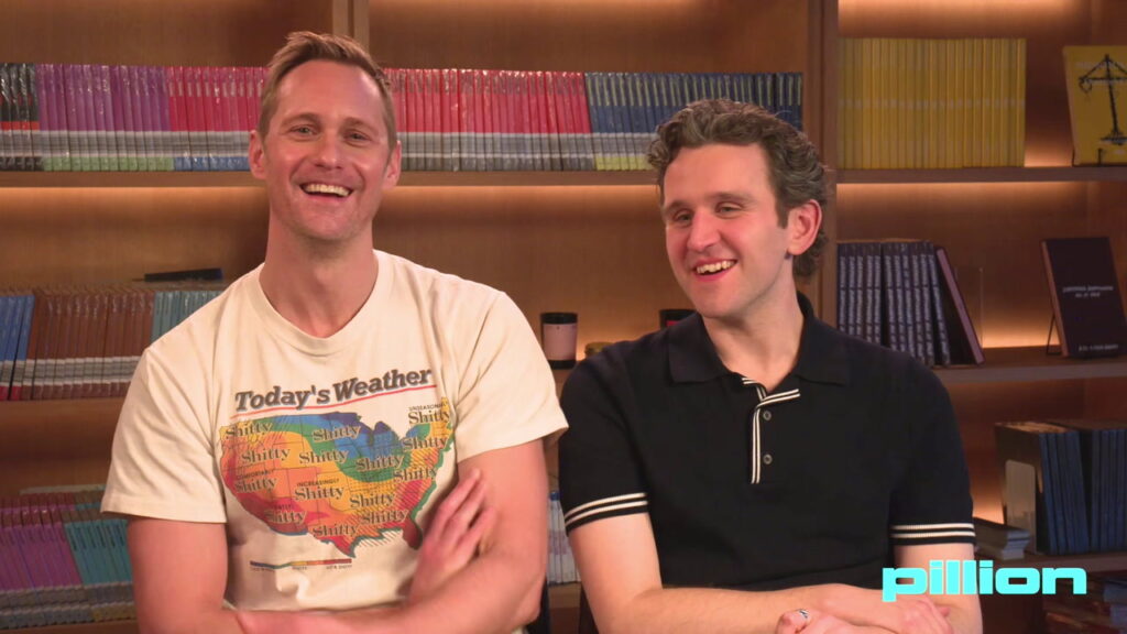 Alexander Skarsgård et Harry Melling parlent de leur romance gay perverse « Pillion » et de leur intimité à l'écran Logo