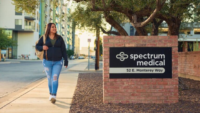 Au milieu de la pression nationale sur les soins LGBTQ+, Spectrum Medical se développe à Phoenix Logo