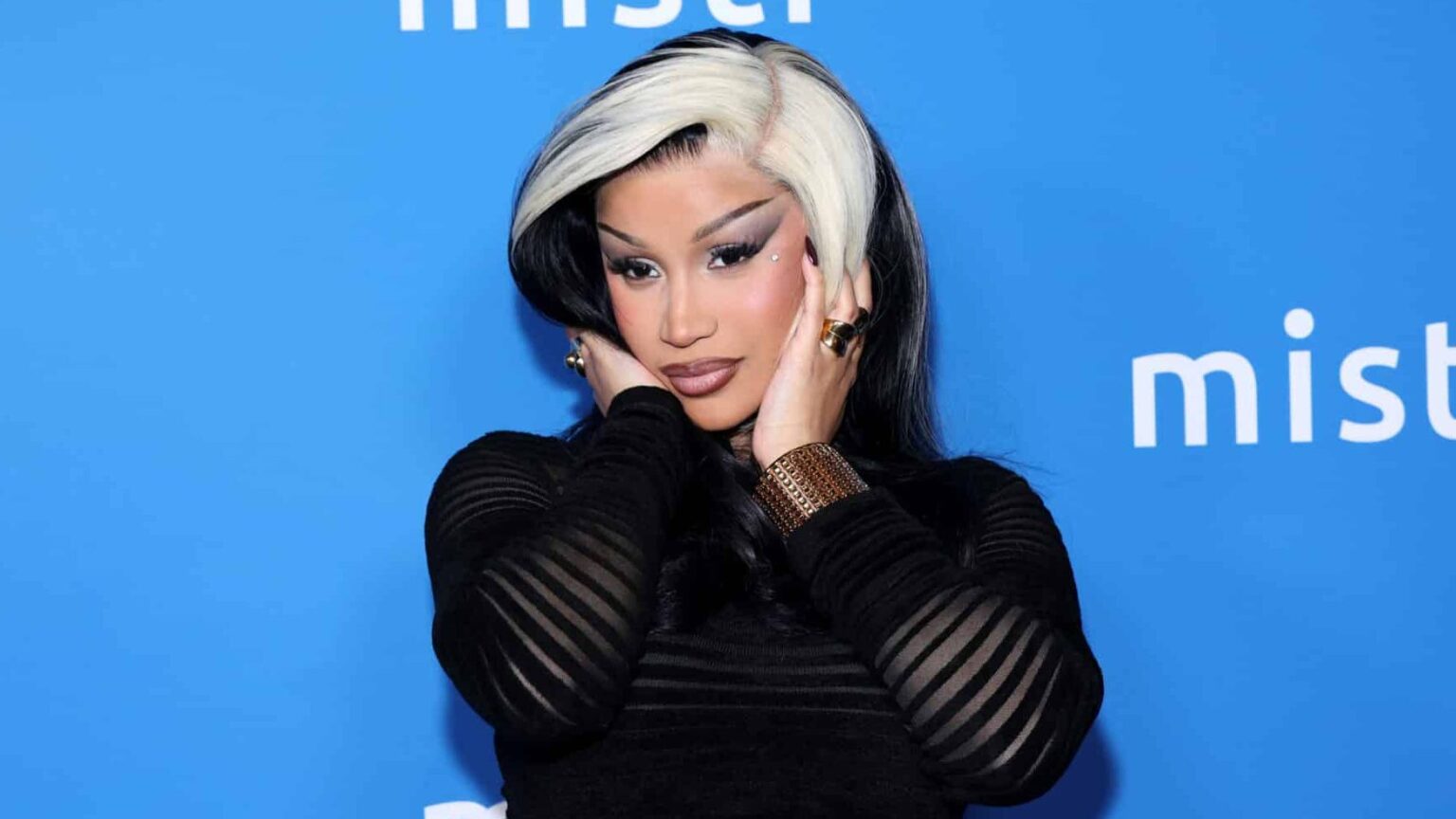 Cardi B se heurte au DHS après une blague sur ICE lors du lancement de la tournée en Californie Logo