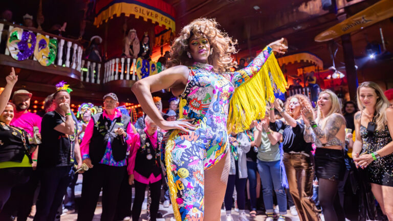 Comment Chesley Polk est devenue la muse du Mardi Gras de Pensacola et pourquoi le Fat Tuesday Drag Show est important Logo