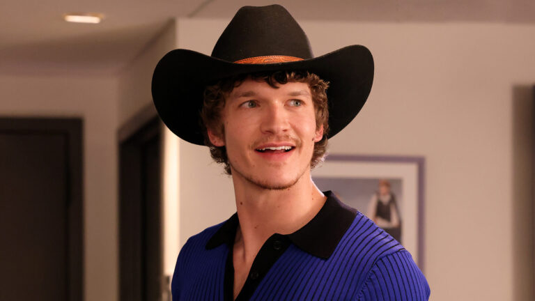 Connor Storrie envoie un message torride en tant que Rozanov dans la promo à ne pas manquer « SNL » Logo