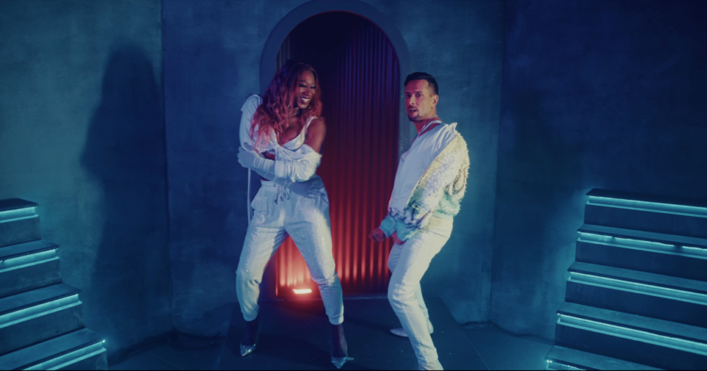 David Hernandez revendique « la beauté » une décennie plus tard avec Mila Jam le jour de la Saint-Valentin Logo