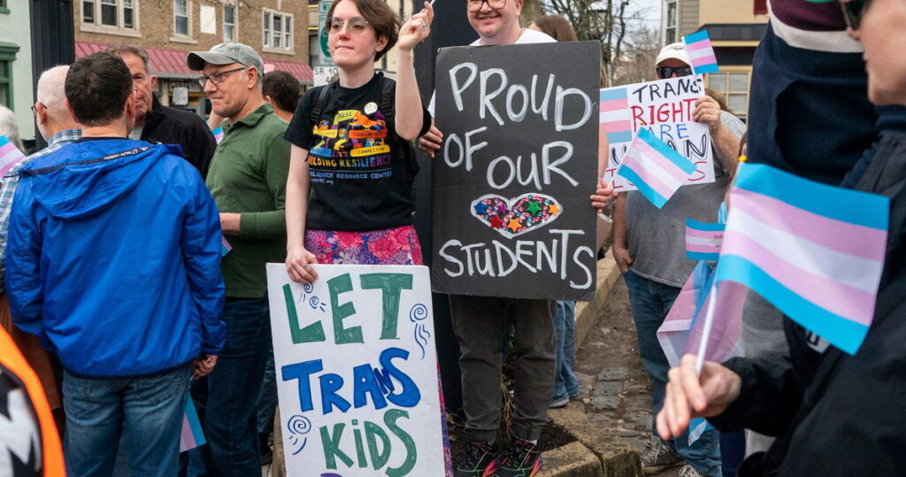 Des militants anti-trans déposent des signatures pour l'interdiction du sport dans le Maine alors qu'une nouvelle stratégie prend effet Des militants anti-trans déposent des signatures pour l'interdiction du sport dans le Maine alors qu'une nouvelle stratégie prend effet