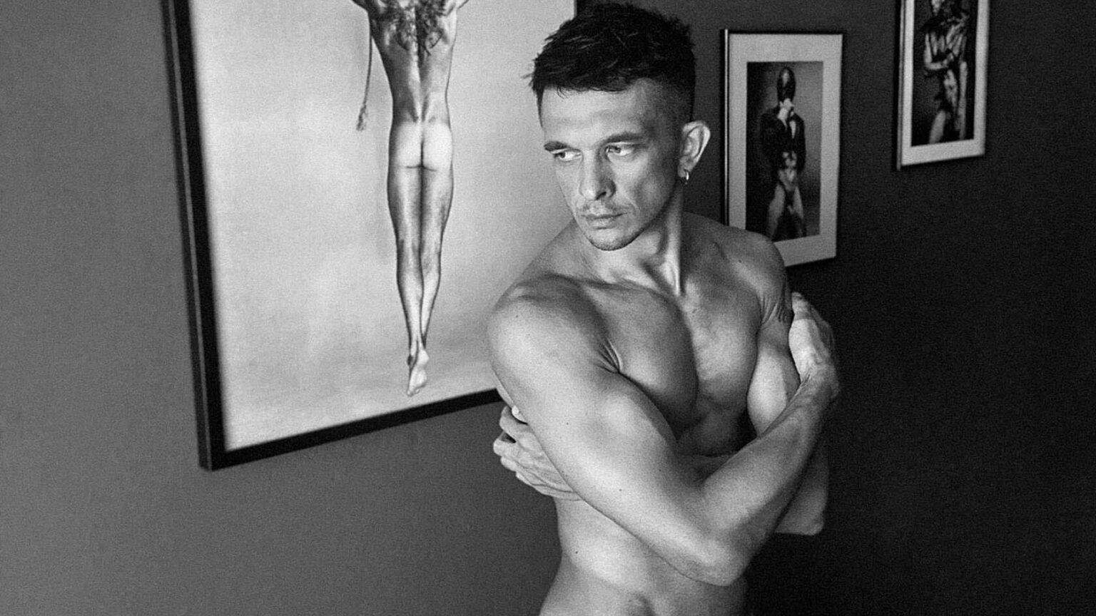 Dmytro Komissarenko sait exactement ce qu'il fait derrière et devant la caméra Logo