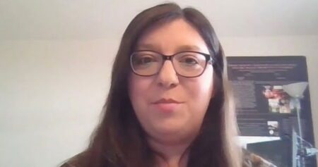 Elle a été licenciée pour avoir reconnu l'existence des personnes trans. Maintenant, elle riposte.