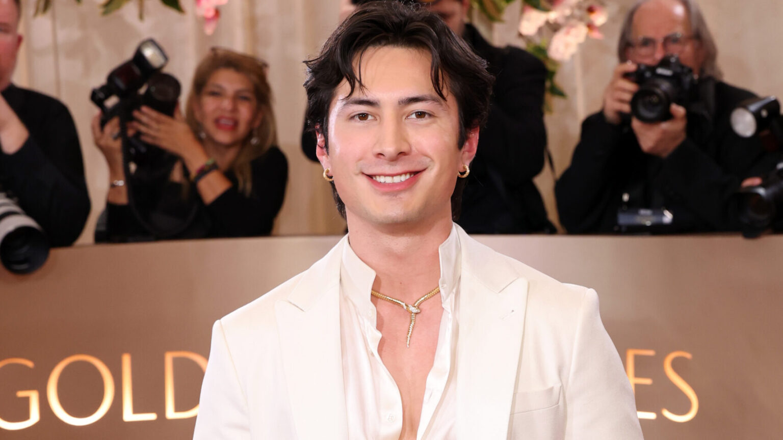 Hudson Williams et Yerin Ha organisent une célébration du Nouvel An lunaire remplie d'étoiles à la Gold House à la veille de son anniversaire Logo