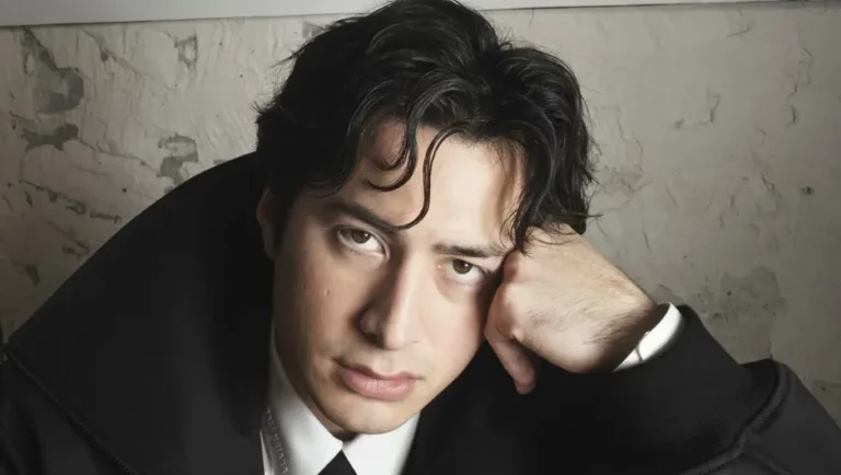 Hudson Williams rejoint la nouvelle ère de Balenciaga sous la direction de Pierpaolo Piccioli Logo