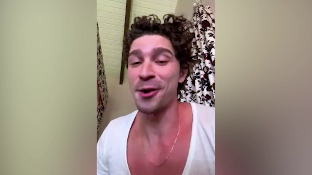 Isaac Powell dit qu'il ne survivrait pas à « Brat Summer » dans « The Moment » Logo