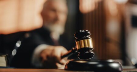 La Cour fédérale décide qu'un enseignant chrétien doit suivre les règles et utiliser les pronoms des enfants trans