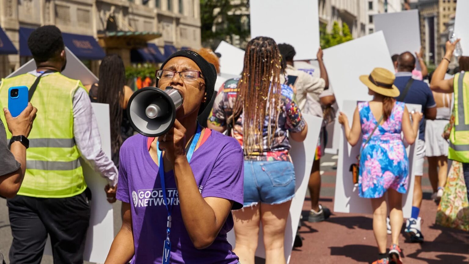 La « règle du bâillon mondial » de Trump fait désormais taire l'aide LGBTQ+ et DEI dans le monde entier Logo
