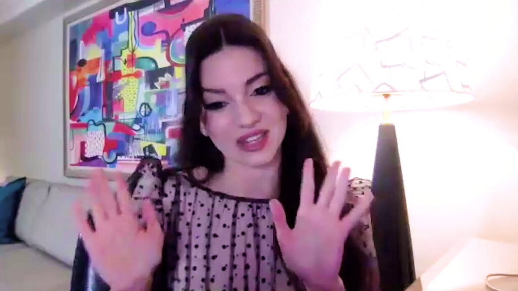 Lauren LaVera brise l'amour queer et la terreur dans « Twisted » (Exclusif) Logo