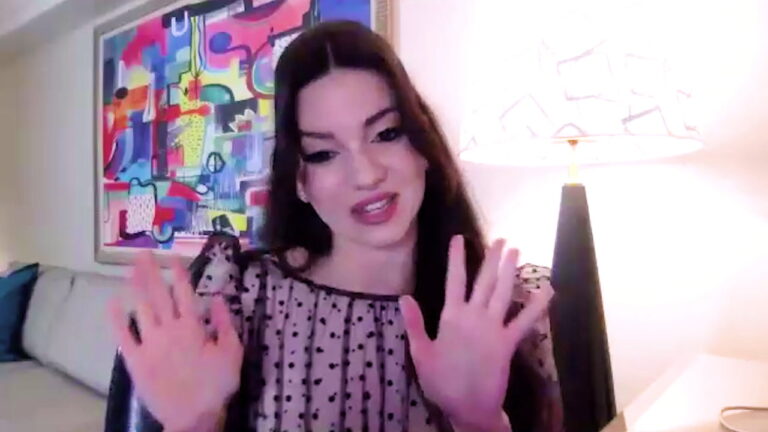 Lauren LaVera brise l'amour queer et la terreur dans « Twisted » (Exclusif) Logo