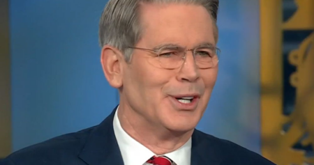 Le secrétaire au Trésor gay passe 4 heures au Sénat à défendre avec suffisance la corruption et les échecs de Trump