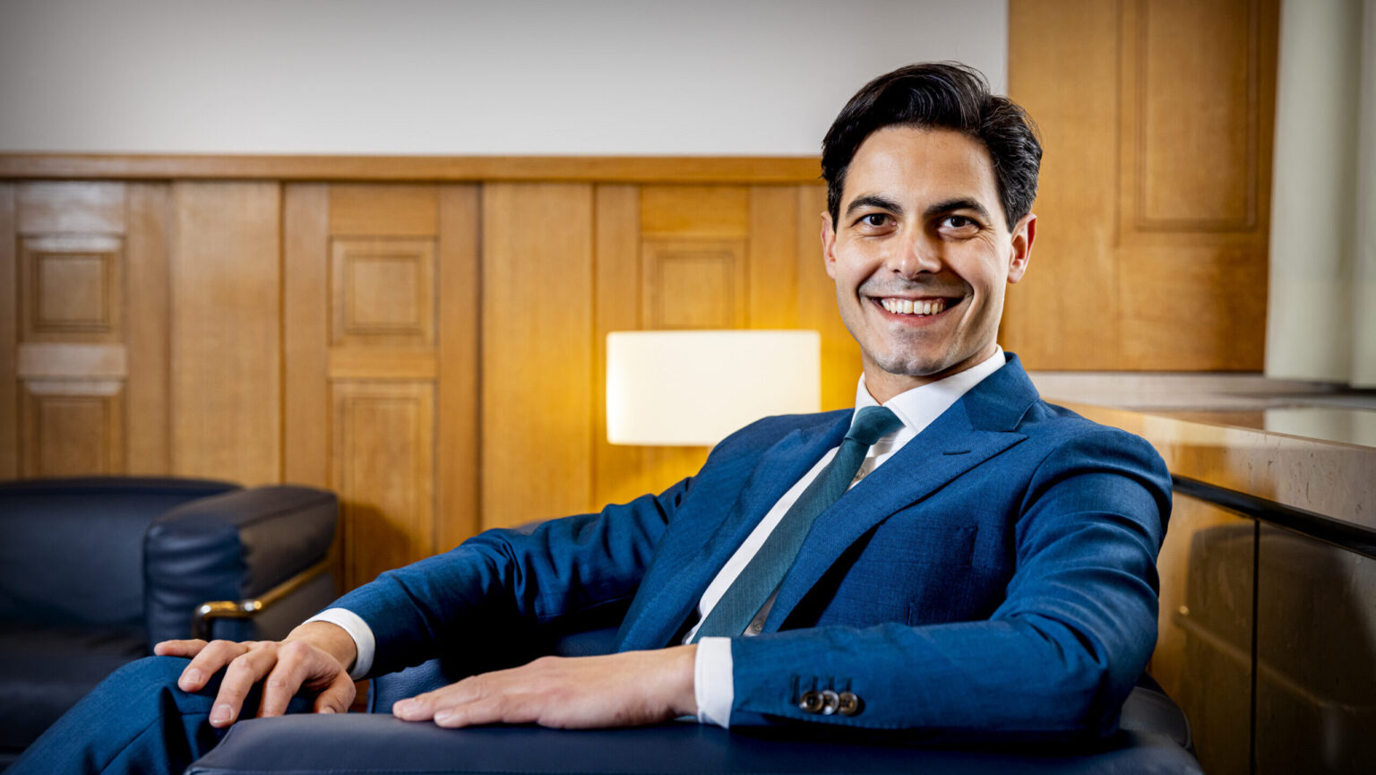 Les Pays-Bas entrent dans l'histoire lorsque Rob Jetten prête serment et devient le plus jeune, premier Premier ministre ouvertement gay Logo