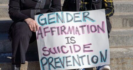 Les hôpitaux pédiatriques du Wisconsin mettent fin aux soins d'affirmation de genre, mettant en danger la santé des jeunes trans.