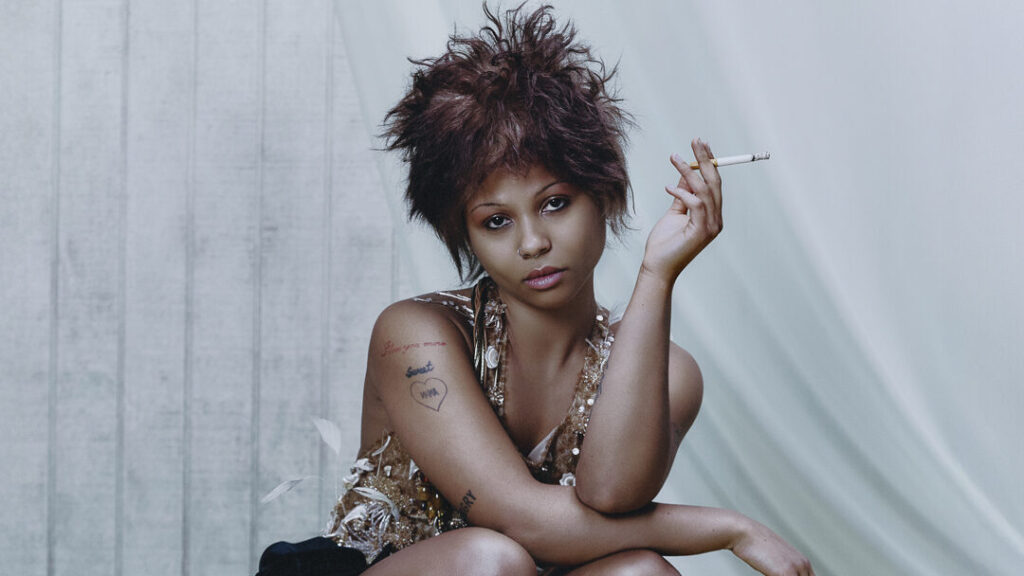 Myha'la dit « Tous mes S—— sont gays, en fait. Tout ça. » Alors qu'elle partage les projets sur lesquels elle a travaillé Logo