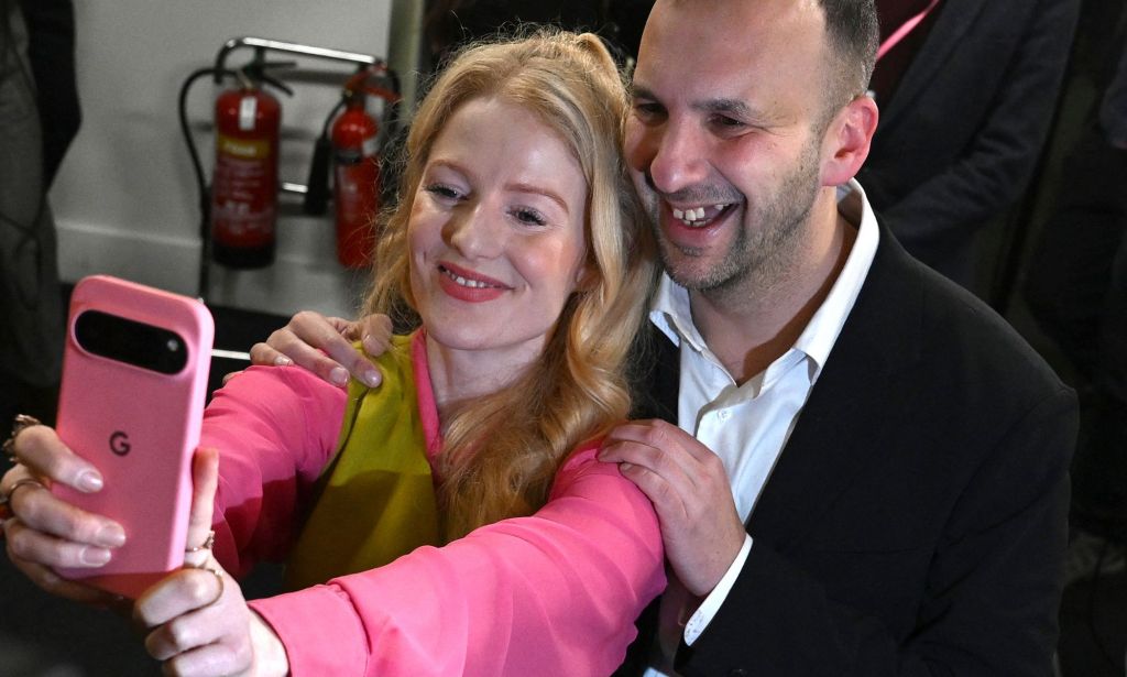 Hannah Spencer avec le leader des Verts Zack Polanski.