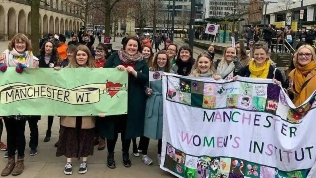 Le Women's Institute s'engage à « trouver des moyens de continuer à accueillir les femmes trans » après l'interdiction Members of the Manchester WI.