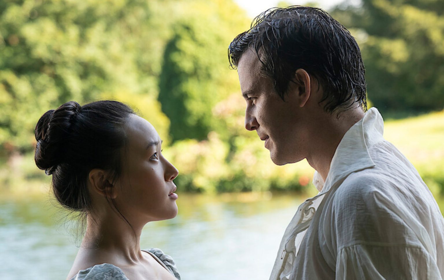 Le patron de Bridgerton qualifie la sortie de la bisexuelle de Benedict de « beau moment » Sophie (Yerin Ha) and Benedict Bridgerton (Luke Thompson)