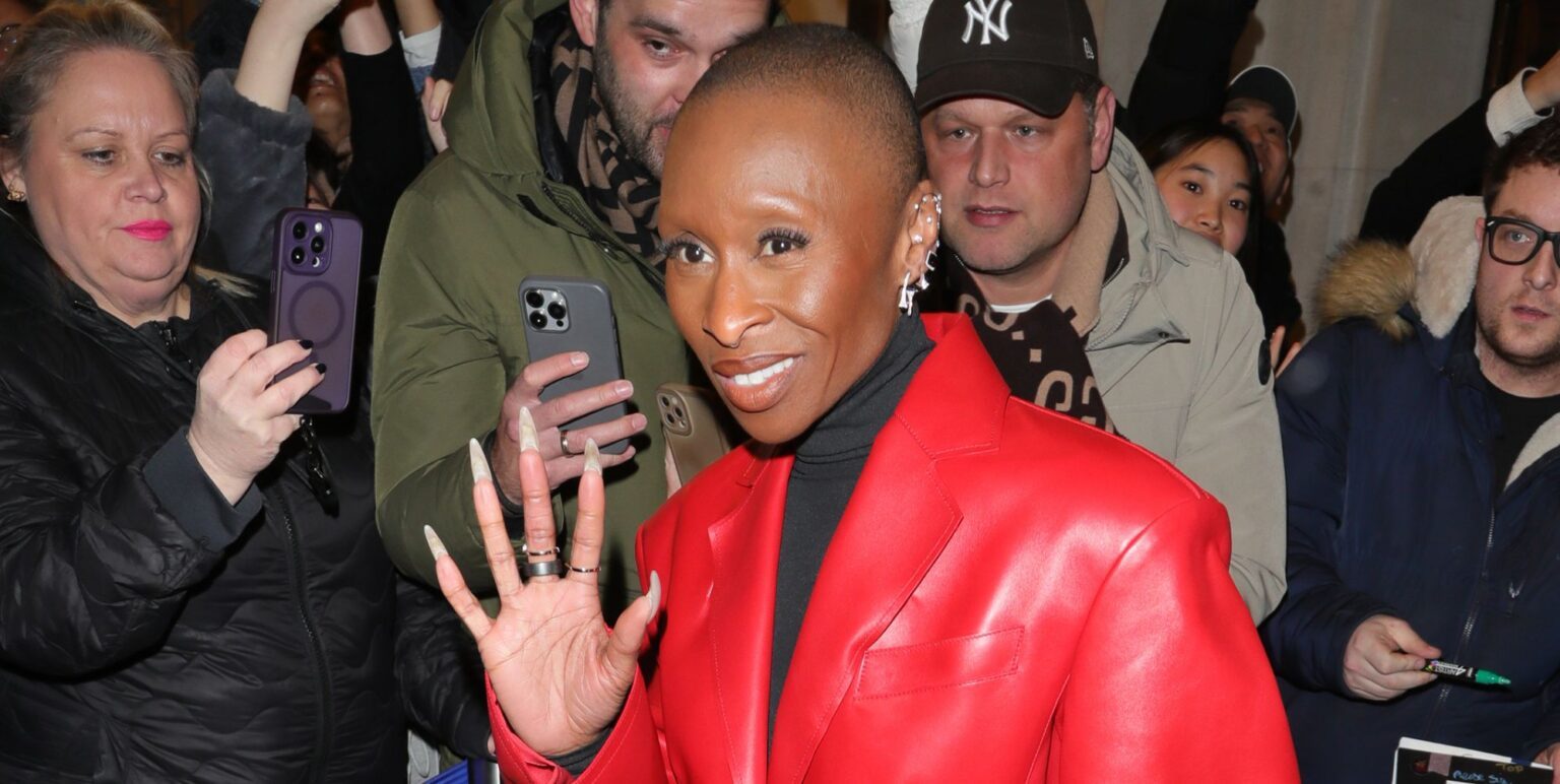Cynthia Erivo calme un fan furieux devant Dracula dans un clip viral Cynthia Erivo calme un fan furieux devant Dracula dans un clip viral