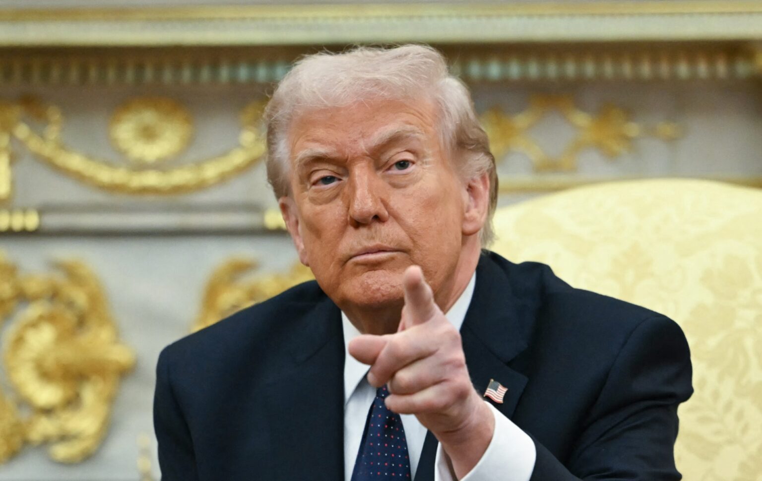Trump supprime un message affirmant que la chirurgie pour les enfants trans avec « l'approbation des parents » après une réaction violente Donald Trump pointing towards the camera.