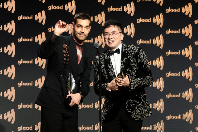 (De gauche à droite) Matt Rogers et Bowen Yang acceptent un prix sur scène lors de la 37e édition des GLAAD Media Awards au Beverly Hilton le 5 mars 2026 à Beverly Hills, en Californie.