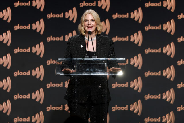 Sarah Kate Ellis, présidente et directrice générale de GLAAD, s'exprime sur scène lors de la 37e édition annuelle des GLAAD Media Awards au Beverly Hilton le 5 mars 2026 à Beverly Hills, en Californie.