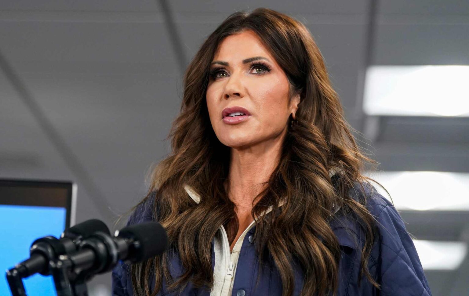 Kristi Noem : Ses commentaires les plus controversés et cruels Kristi Noem : Ses commentaires les plus controversés et cruels