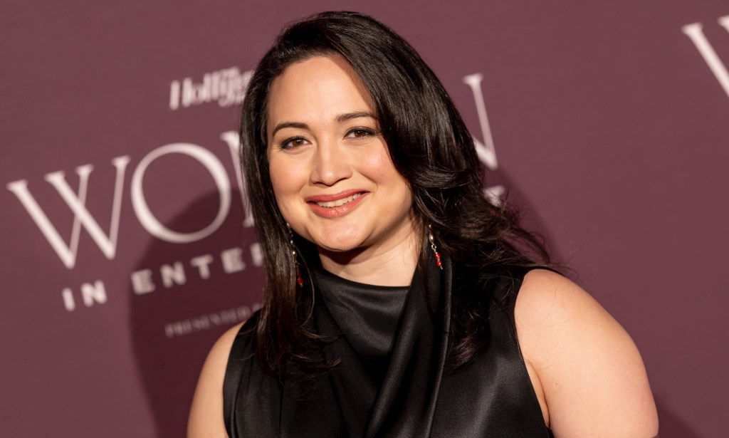 Lily Gladstone parle de la décolonisation du genre et des catégories de prix sexospécifiques.