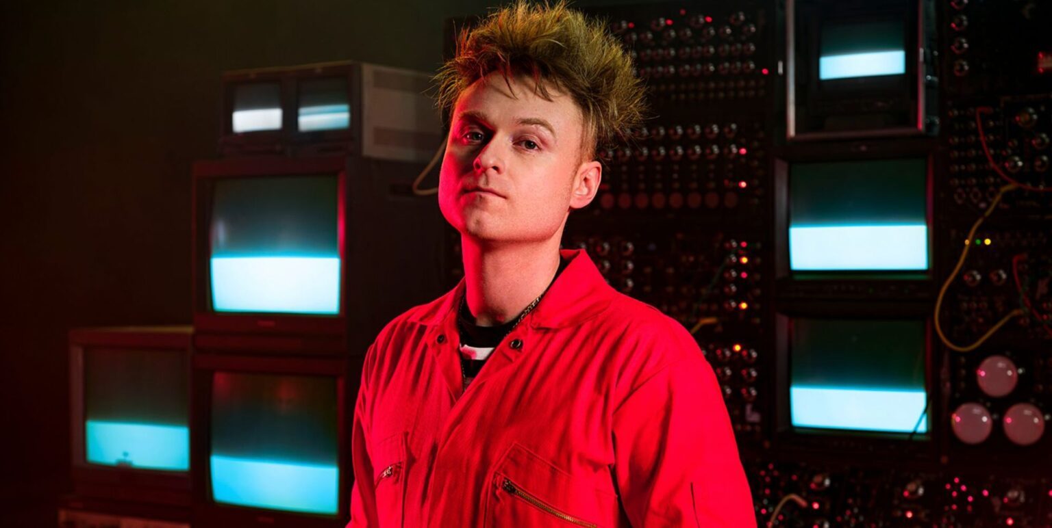 « Eins, Zwei, Drei » : ce banger synthwave qui fait frire les cerveaux pourrait enfin mettre fin à la sécheresse de l'Eurovision au Royaume-Uni « Eins, Zwei, Drei » : ce banger synthwave qui fait frire les cerveaux pourrait enfin mettre fin à la sécheresse de l'Eurovision au Royaume-Uni