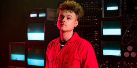 « Eins, Zwei, Drei » : ce banger synthwave qui fait frire les cerveaux pourrait enfin mettre fin à la sécheresse de l'Eurovision au Royaume-Uni