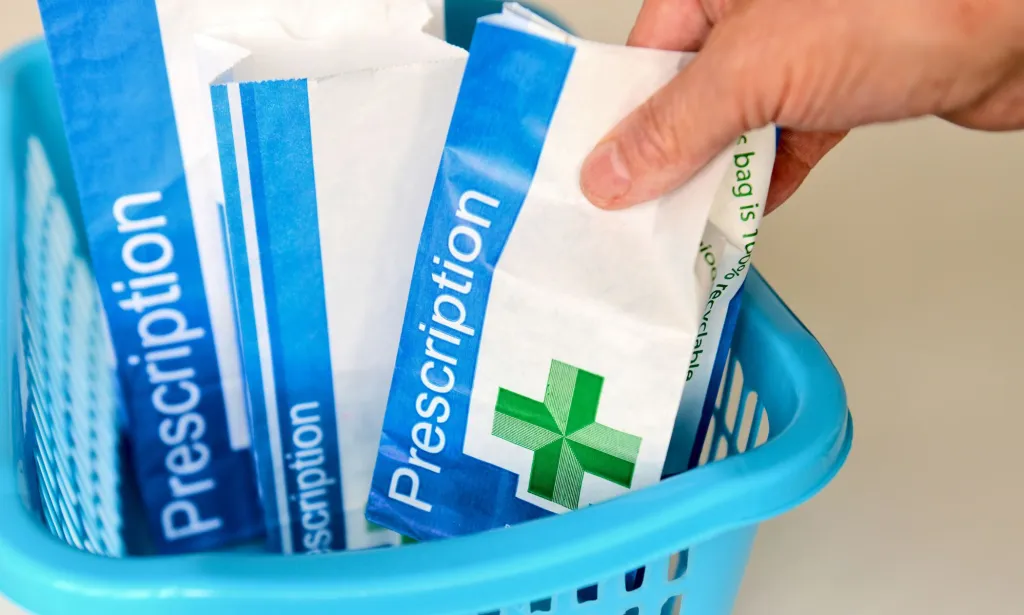 Une boîte de paquets de prescription.