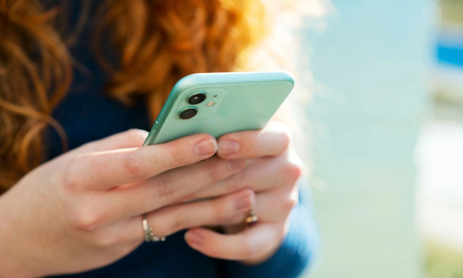 Les identifications numériques ne nécessiteront plus de données sur le sexe et le genre, confirme le gouvernement A woman on her phone.