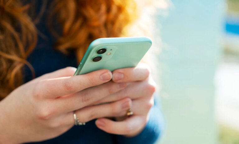 Les identifications numériques ne nécessiteront plus de données sur le sexe et le genre, confirme le gouvernement A woman on her phone.