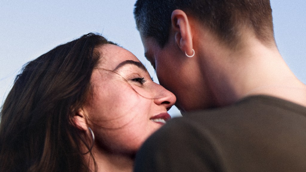 Julian, deux personnes s'embrassant, gros plan sur leurs visages