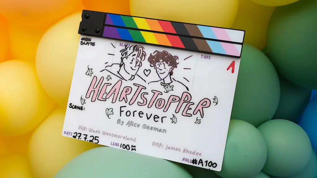 Clap de film de Heartstopper Forever d'Alice Oseman sur des ballons arc-en-ciel