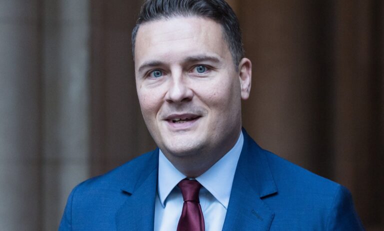 Streeting s'est demandé si un médecin « critique en matière de genre » avait influencé la pause dans l'essai des bloqueurs de puberté Wes Streeting walking through London.