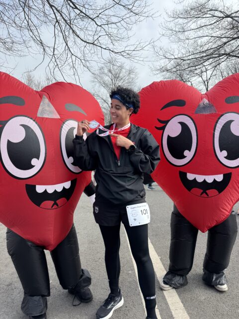 Avant le United Airlines NYC Half, trois coureurs LGBTQ+ partagent des histoires puissantes de résilience, de visibilité et de communauté sur 21 km à travers la ville de New York.