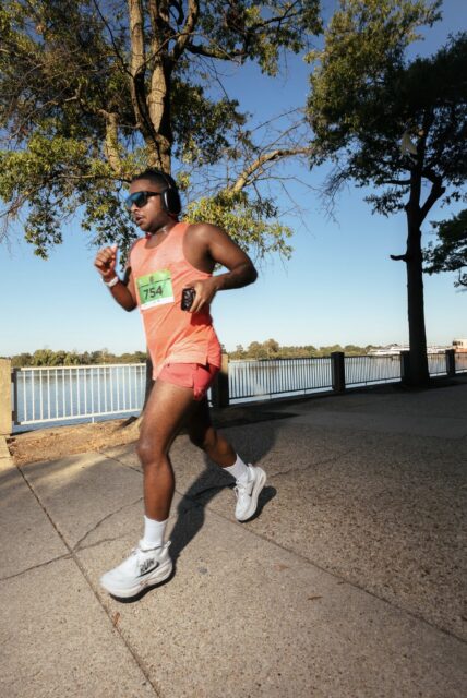 Avant le United Airlines NYC Half, trois coureurs LGBTQ+ partagent des histoires puissantes de résilience, de visibilité et de communauté sur 21 km à travers la ville de New York.