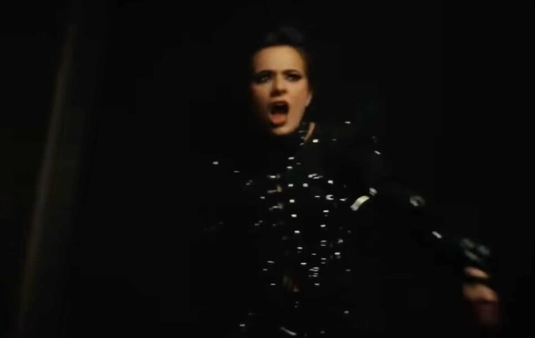 La participation de la Roumanie à l'Eurovision critiquée par un professeur anti-porno extrême à cause des paroles « étouffe-moi » Alexandra Căpitănescu