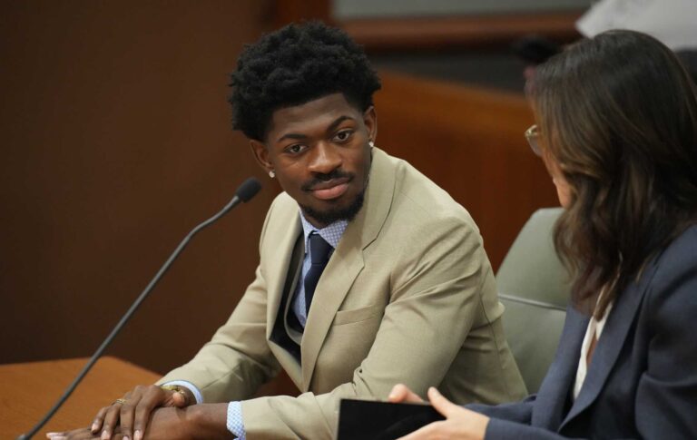 Lil Nas X envoie un message déchirant aux fans au milieu d'une lutte juridique en cours Grammy-winning musician Lil Nas X, whose legal name is Montero Hill, appears in court for a preliminary hearing on four felony charges at Los Angeles Superior Court.