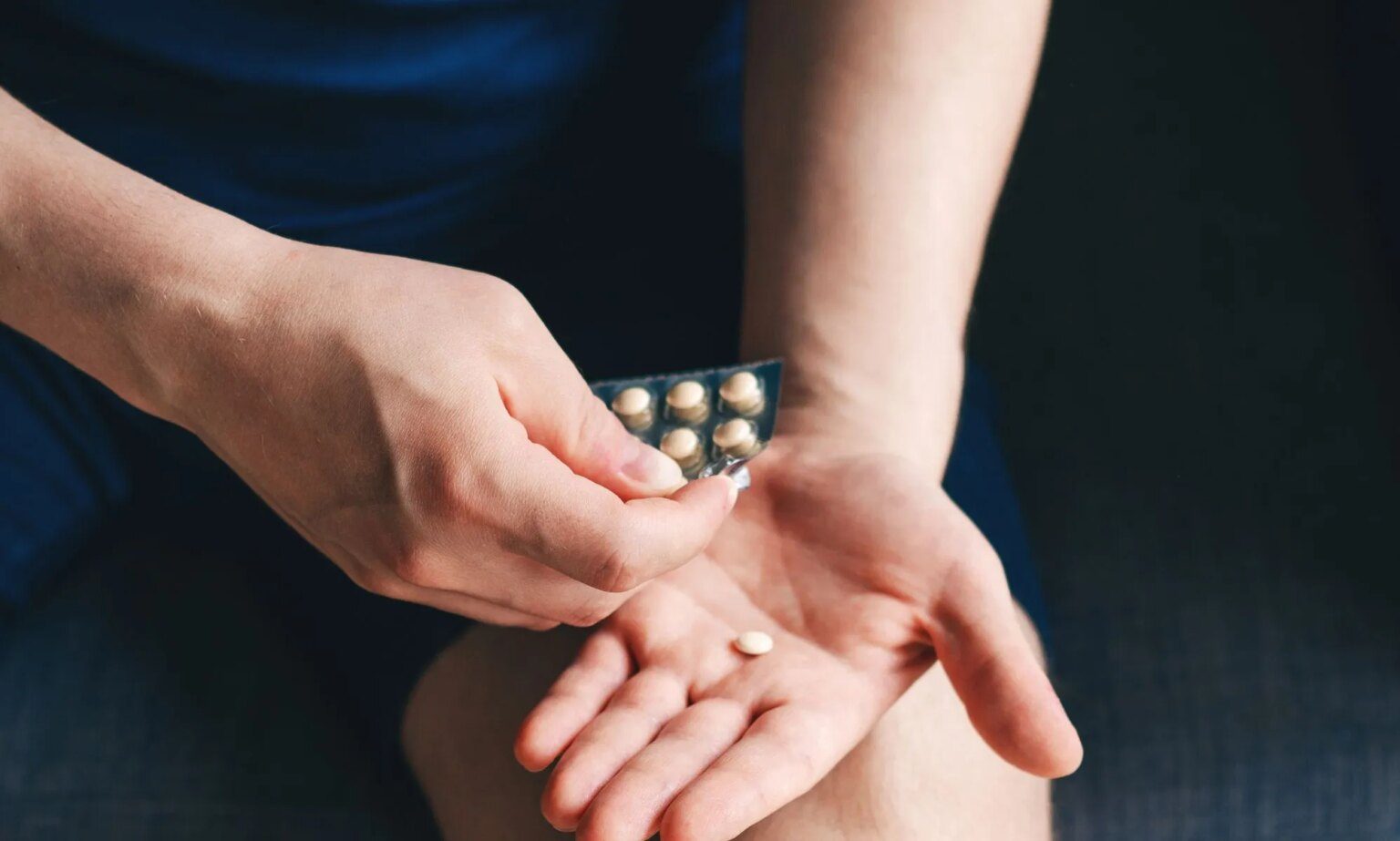 Un important centre hormonal de bricolage ferme ses portes alors que la brigade anti-trans cible davantage de sites A person using a packet of hormones.