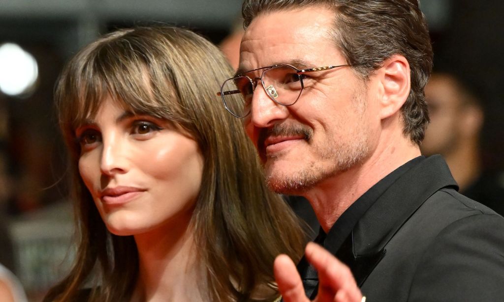 Lux Pascal avec son frère Pedro lors d'un événement sur le tapis rouge.