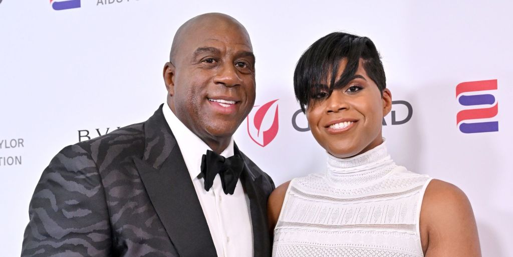 Magic Johnson et son fils gay, EJ Johnson, sourient ensemble sur un tapis rouge.