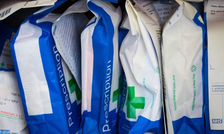 Le NHS England va revoir les prescriptions privées de THS pour adultes en raison de problèmes de « sécurité des patients » A row of prescription bags in a pharmacy.