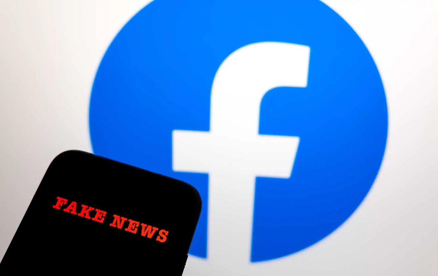 Facebook inondé de faux messages disant que votre célébrité préférée est homophobe Meta’s lack of fact-checking has led to a plague of disinformation about celebrities being anti-LGBTQ+ being spread online.