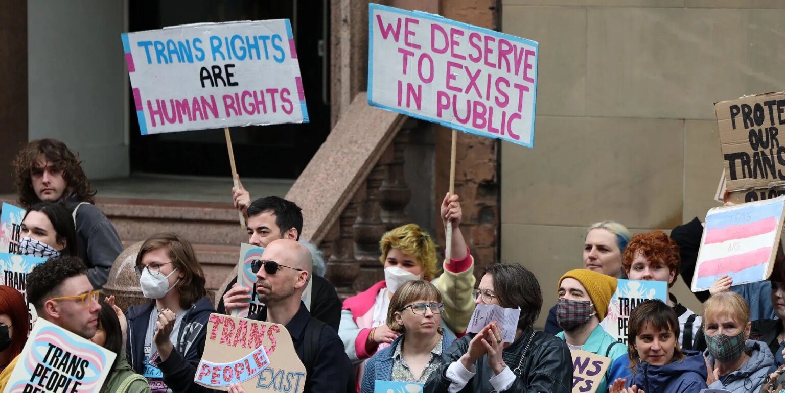 La décision de la Haute Cour sur l'orientation trans de l'EHRC est renvoyée devant la Cour d'appel Trans rights demonstrators gather outside the Equalities and Human Rights Commission