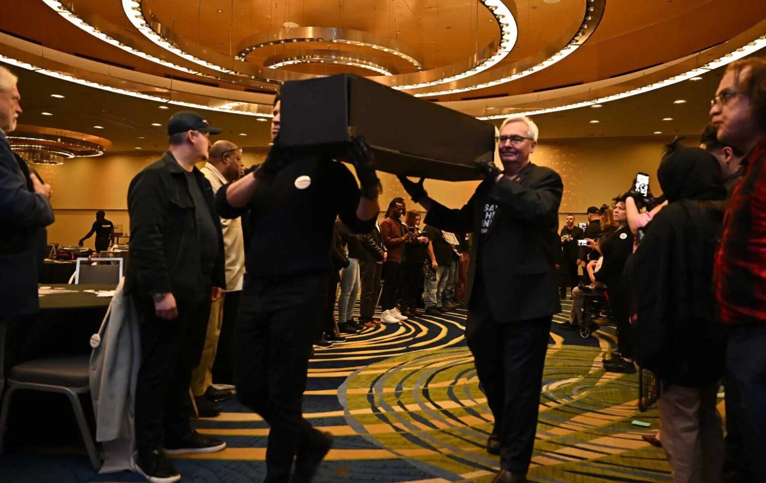 Des militants organisent des funérailles simulées pour protester contre les réductions du financement du VIH par Trump Pallbearers proceed with symbolic coffins at the Save HIV Funding Campaign