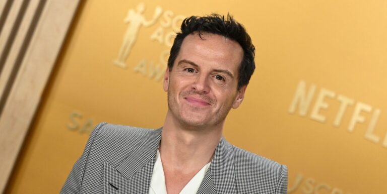 Andrew Scott met fin aux espoirs des fans concernant la deuxième saison de son thriller « envoûtant » sur Netflix Andrew Scott in a grey suit and white shirt smiling on the SAG Awards 2025 red carpet.