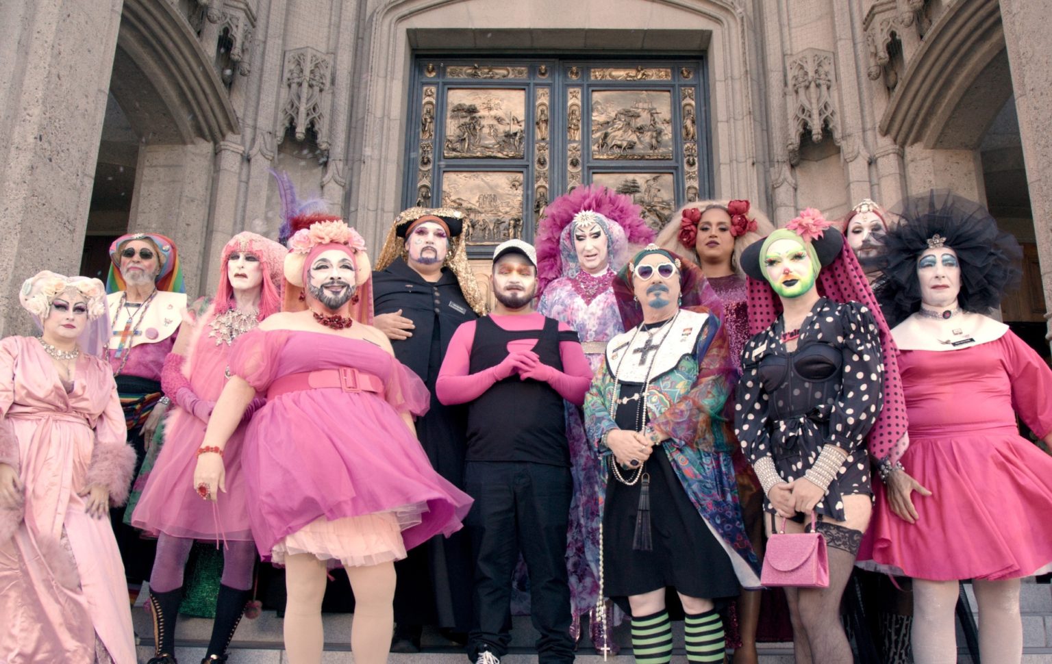 Honey Mahogany sur la politique et drague Hunky Jesus : « Nous voulons que les personnes trans prospèrent » Hunky Jesus still: a group of people outside a religious building dressed in drag as nuns.